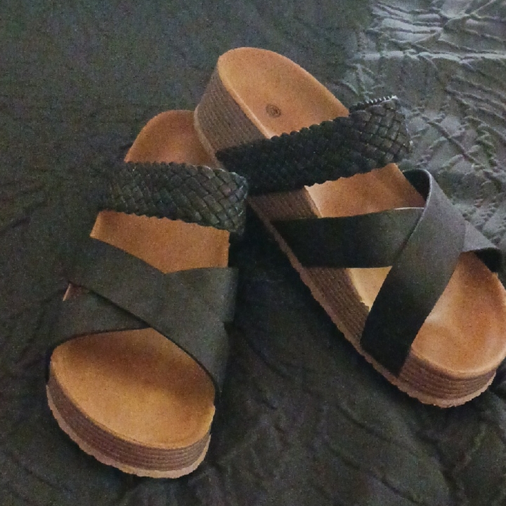 Chic Black Woven Strap Sandals Size 42 Wide